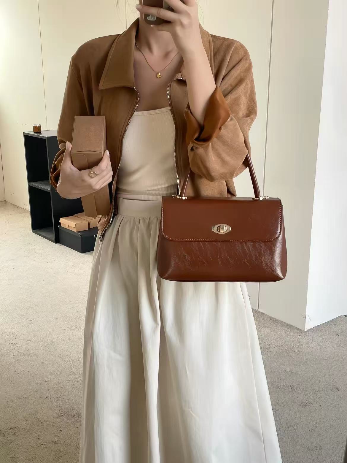 Amoirelle Heritage Top Handle Bag – Vintage Brown Structured Handbag – Vintage Brown view 3